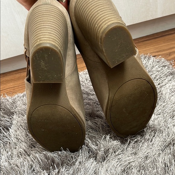 Kenneth Cole Reaction Tan Ankle Booties with Stacked Heel - Picture 3 of 3